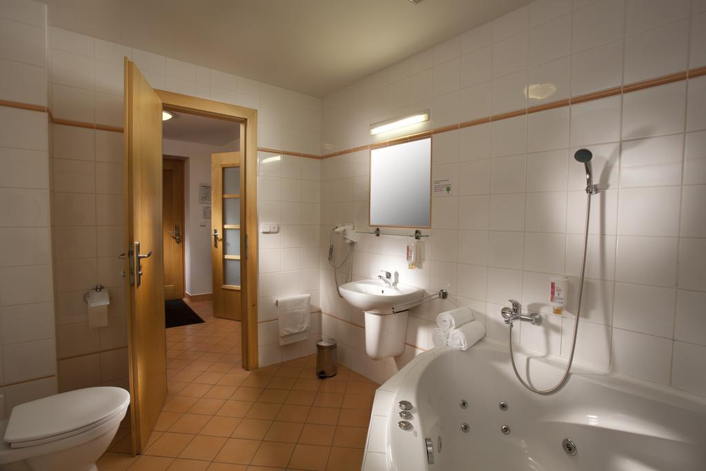 Hotel Kravi Hora Boretice Luaran gambar