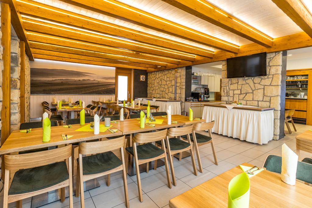 Hotel Kravi Hora Boretice Luaran gambar